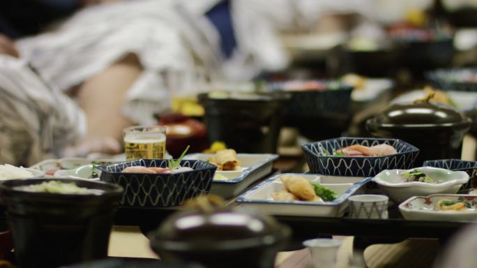 传统日式晚餐三文鱼金枪鱼日料寿司美食食材