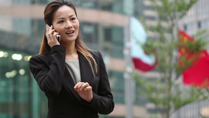 年轻女性商务人士使用手机通话