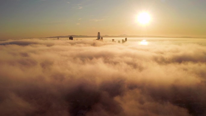 在加利福尼亚旧金山晨曦中飞过云层。