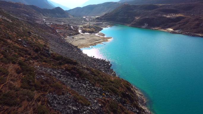 西藏洛扎县白马林措和库拉岗日雪山