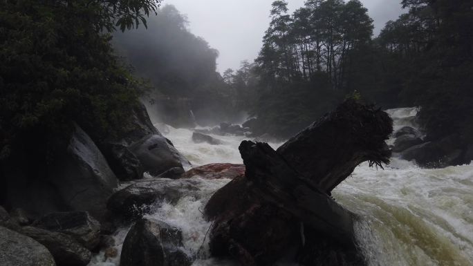 西藏墨脱县冰川溶水