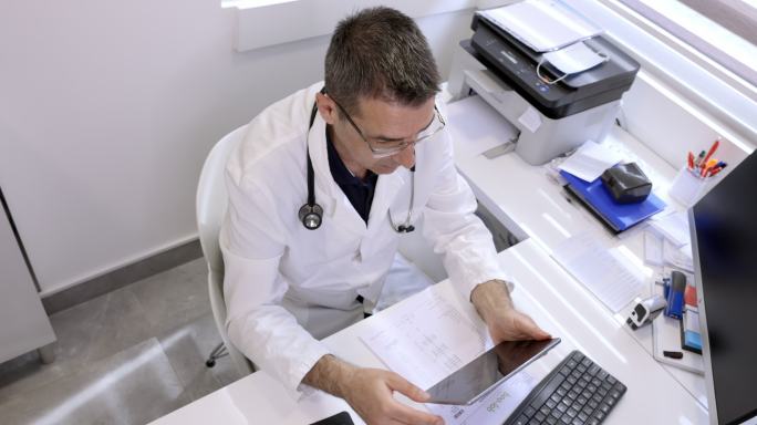 医生在平板电脑上向患者宣读医疗检测结果