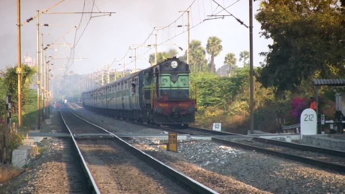 印度铁路客运列车进站驶过