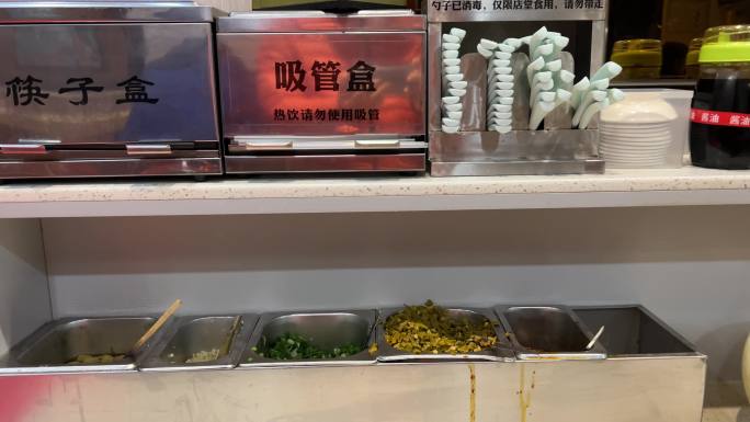 广西南宁粉之都米粉店配菜配料台用餐工具台