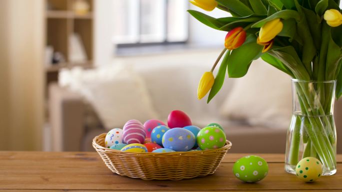 篮子里的复活节彩蛋和家里的郁金香花