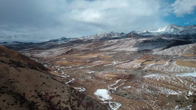 川藏线川西高原青绕神山雪山风光航拍