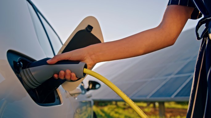 用太阳能电池板给电动汽车充电