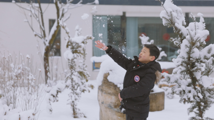 小孩子雪地玩耍升格素材