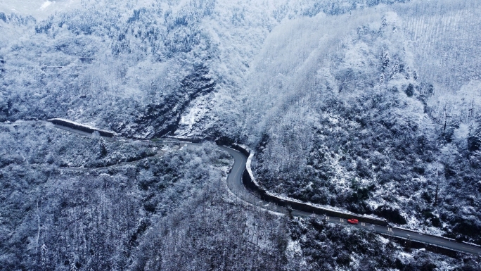 雪山弯道行驶的越野车航拍4k