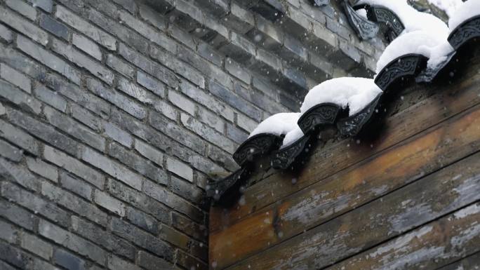 屋檐青瓦积雪