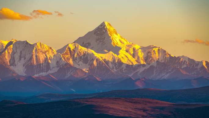 贡嘎雪山日照金山8k