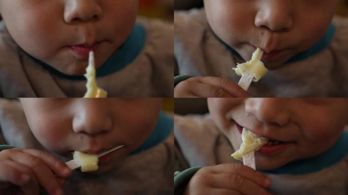 小孩吃甜食