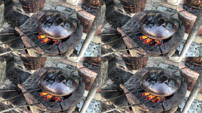 木炭炉上的马蹄蟹