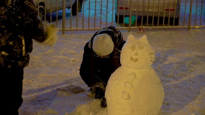 下雪小朋友堆雪人