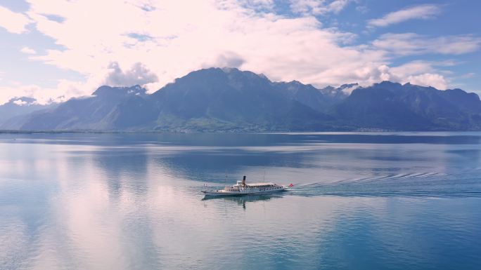 跟随瑞士游览船在日内瓦湖的空中拍摄。