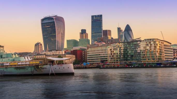英国伦敦金融区城市建筑快速发展航拍延时国