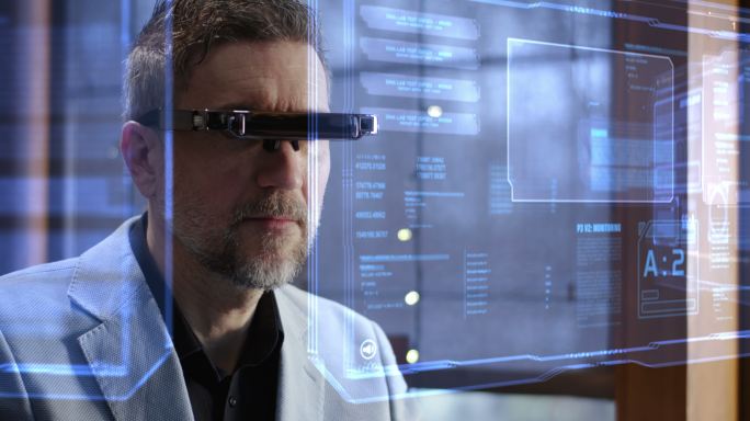 使用虚拟现实眼镜和全息技术的人