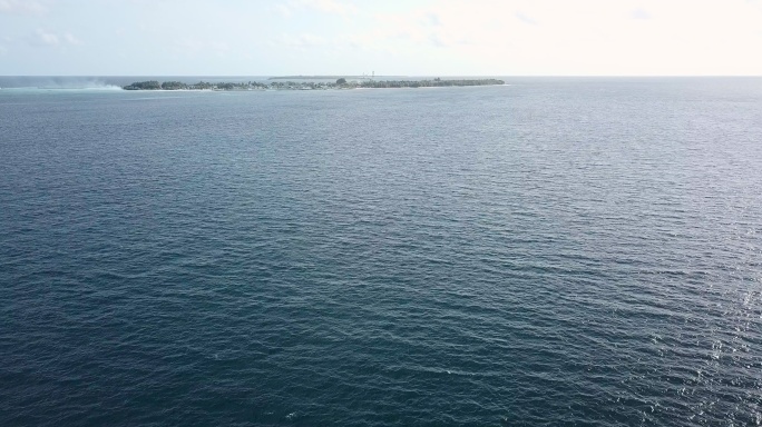 马尔代夫深蓝的海水