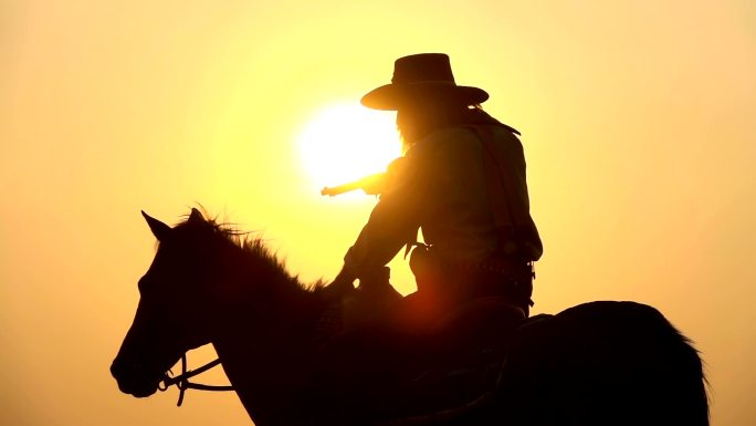 日落时牛仔骑马和拔枪的超慢动作