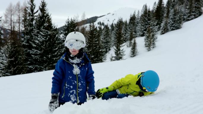 孩子们滑雪场玩耍冰雪冬奥会雪地运动极限项