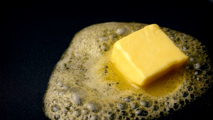 黄油在锅里融化奶制品固态油脂调味品加热融