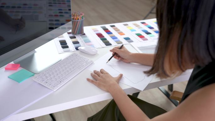创意设计师在工作台的纸上绘制新想法