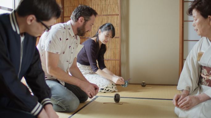 在日本传统茶道上接受指导的客人
