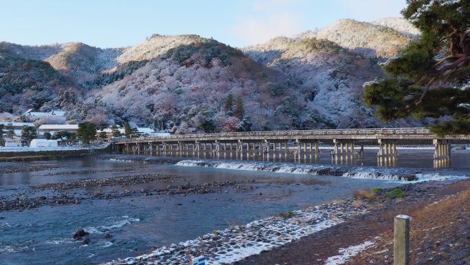 冬季的桥梁公路冰雪世界雪白雪峰山顶雪景