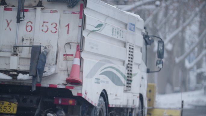 铲雪车铲雪