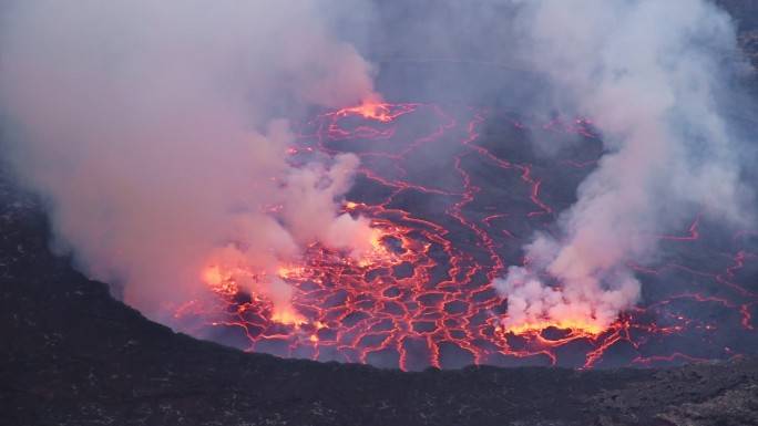 活火山火山口的熔岩湖特写镜头