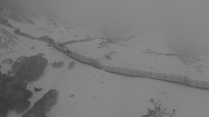 轿子雪山大雪云雾栈道航拍