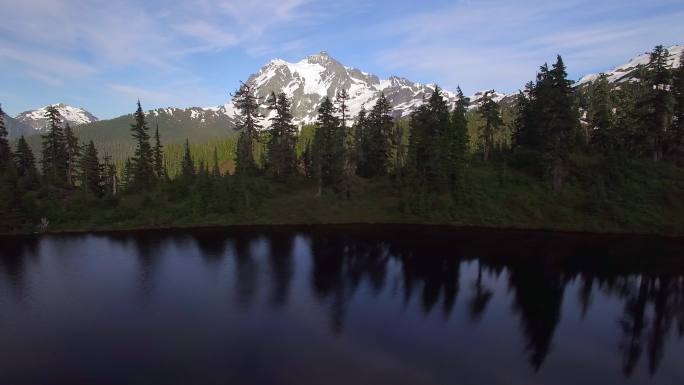 阳光下的雪山高山山脉山水河流大自然