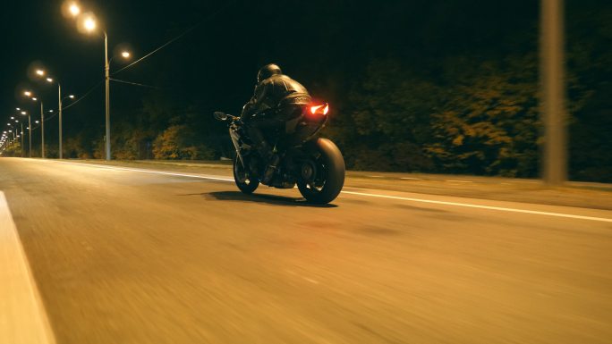 男子骑着摩托车快速行驶