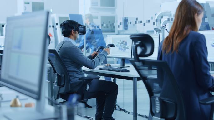 现代工厂：工程师戴着虚拟现实耳机