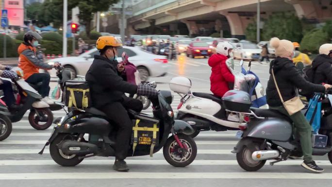 电动车大军驶入待行区绿灯后行驶通过路口