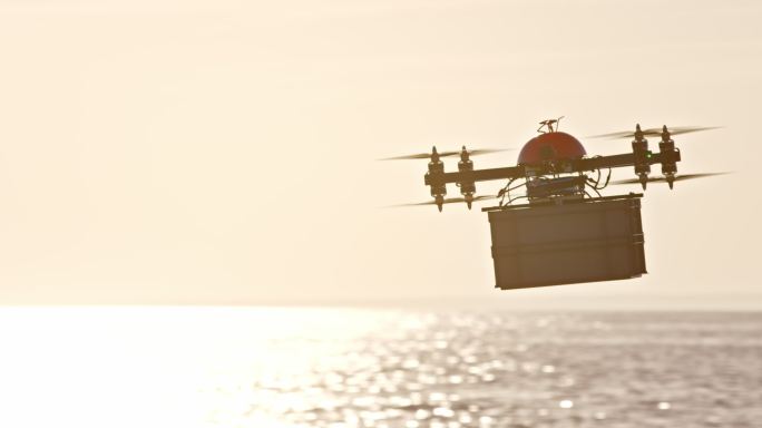 日落时分，无人机携带包裹横渡大海