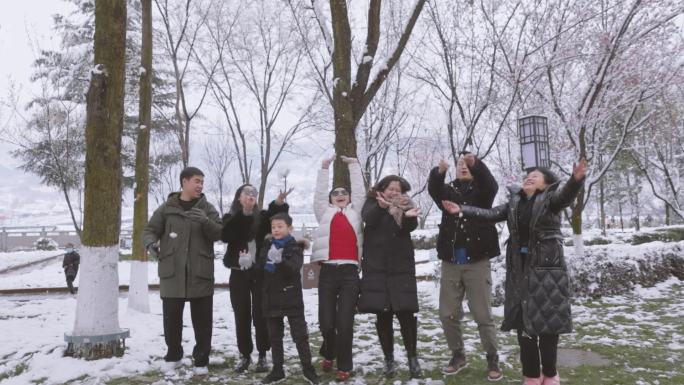 雪地里一群开心的人