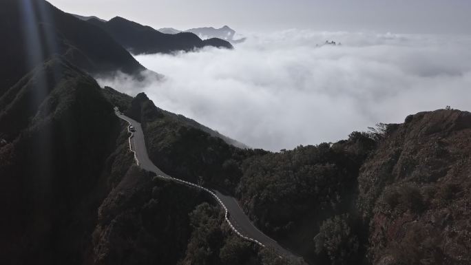 道路鸟瞰图山顶云烟绿水青山群山云雾