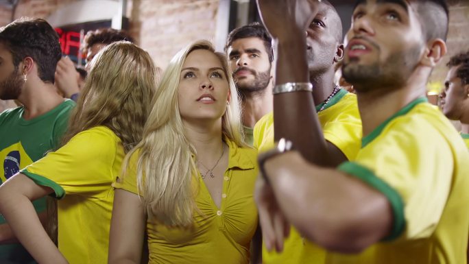 巴西球迷在体育酒吧观看足球比赛