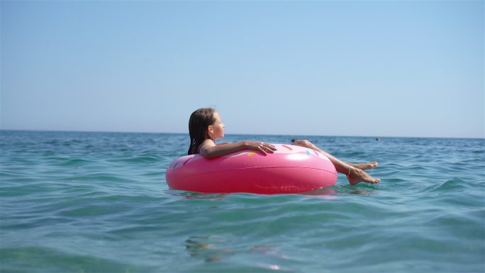 海中充气气垫上的可爱女孩