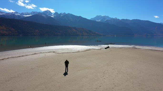 西藏林芝巴松措湖深处的沙滩
