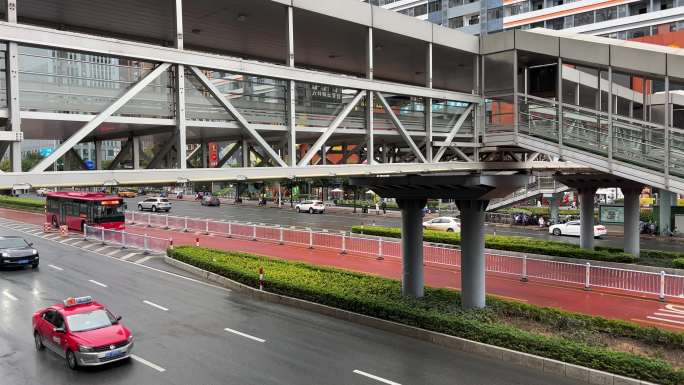 南宁BRT红色快速公交车驶入快速公交车站