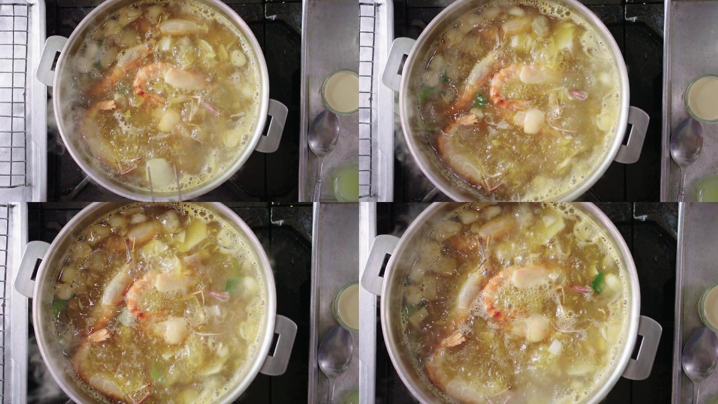 用汤钳搅拌汤姆钦虾汤