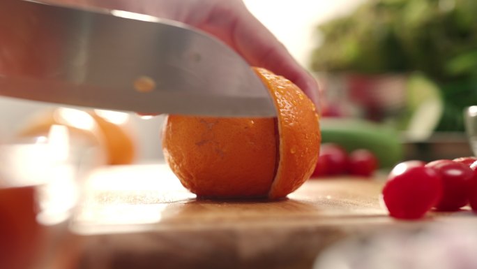 在砧板上切鲜橙切橙子高清慢动作