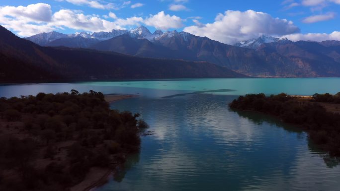 西藏林芝巴松措措高村的河湖与牧场