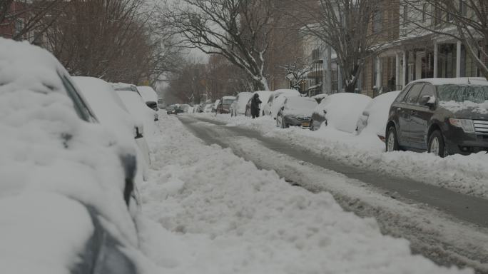暴风雪的冬日郊区街道