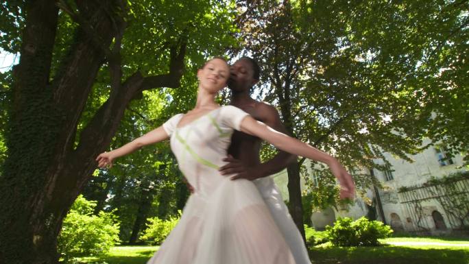 夫妻芭蕾舞表演外国芭蕾舞者浪漫意境