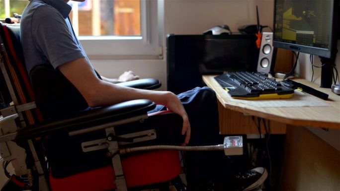残疾青年使用电脑视频素材