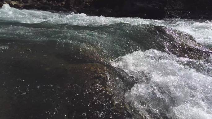 西藏林芝念青唐古拉山溪流