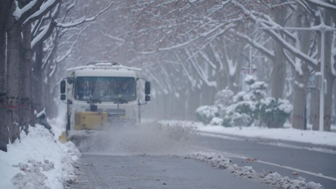 铲雪车铲雪